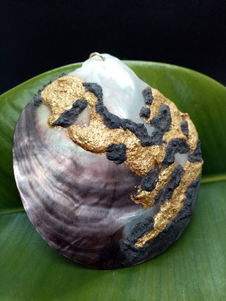 Ciondolo in Madreperla con Foglia in Oro 24 Foglia e Lava