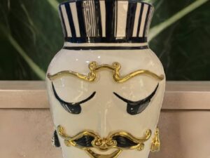 Elegante vaso in ceramica decorato a mano